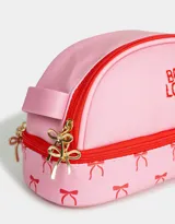 Cartuchera rosa con estampado de moños rojos, cierre superior con tirador dorado y la inscripción "Book Lover" en rojo.