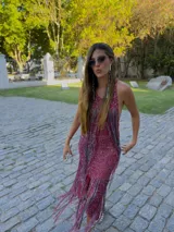 Vestido largo de crochet color fucsia con lurex y flecos en el ruedo.