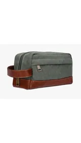 Neceser rectangular de tela canvas color gris con base de cuero sintético marrón. Tiene un bolsillo frontal con cierre, asa lateral de cuero sintético y cierre superior.