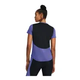 Remera deportiva negra de mujer con logo blanco en el pecho.