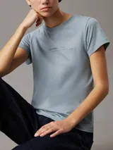 Remera celeste de algodón con cuello redondo y mangas cortas. Estampado frontal con el logo de Calvin Klein Jeans y la inscripción 'Established Nineteen Seventy Eight'. Corte slim.