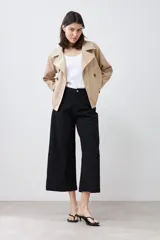 Pantalón culotte negro de pierna ancha.