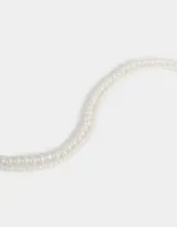 Set de dos collares cortos de perlas sintéticas blancas.