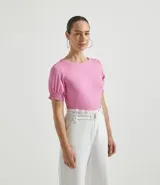 Blusa de viscolycra color rosado, con cuello redondo y mangas cortas abullonadas con puños de lastex.