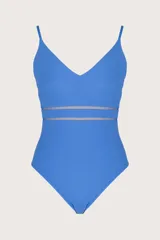 Traje de baño entero azul con breteles finos y escote en V. Presenta dos franjas horizontales de tela microperforada a la altura de la cintura.