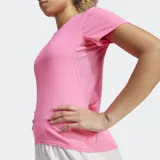 Remera deportiva Adidas Adizero Essentials color rosa, de corte ajustado, cuello redondo y mangas cortas. Confeccionada en tejido ultraligero con tecnología AEROREADY y logo reflectivo.