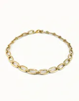 Collar de eslabones ovalados, tipo cadena, con acabado plateado brillante. Posee un cierre de mosquetón.