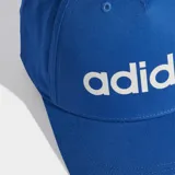 Gorro de béisbol de seis paneles color azul vibrante, con visera curva y cierre trasero regulable a presión. Presenta el logo de Adidas en texto blanco en el panel frontal.