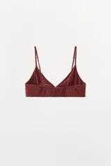 Bralette triangular color ladrillo confeccionado en hilatura con seda. Tirantes finos ajustables y cierre en espalda con ganchos metálicos.