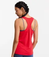 Musculosa deportiva roja de microfibra con perforaciones y espalda estilo nadador.