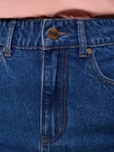 Falda midi de jean celeste con corte delantero y bolsillos.