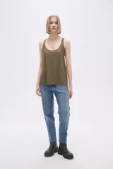 Musculosa negra de bretel ancho y corte holgado.
