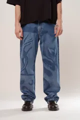 Pantalón de denim azul con diseño abstracto en tono más claro, de corte wide leg y cinco bolsillos.