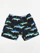 Short de baño blanco con estampado de frutillas rojas y cordón de ajuste en la cintura.