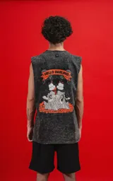 Musculosa gris con efecto nevado, cuello redondo y sisas amplias. Estampado en la espalda con Mickey y Minnie Mouse disfrazados de diablos, sobre un pedestal con lava y el texto "Hello Darling" en una cinta.