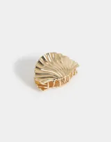 Broche dorado con forma de caracola.