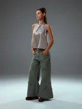 Musculosa beige de corte recto y cuello redondo.