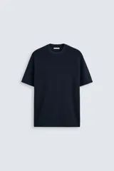 Camiseta azul marino de punto de algodón, corte regular, cuello redondo, manga corta y terminaciones en rib.