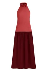 Vestido largo color borgoña, holgado, con escote halter, espalda baja y volados en cuello y cadera.