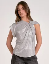Blusa sin mangas color gris con tejido lurex brillante y detalle de nudo drapeado en el cuello.