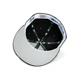 Gorro New Era 59FIFTY negro con logo del equipo de béisbol Chicago White Sox bordado en el frente y parche conmemorativo del campeonato de la Serie Mundial 2005 en el lateral.