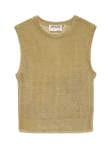 Top sin mangas color dorado, de tejido de punto plano con acabado metálico y cuello redondo.
