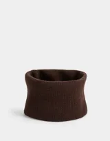 Cuello tejido marrón de punto, ideal para usar como bufanda o calentador de cuello.