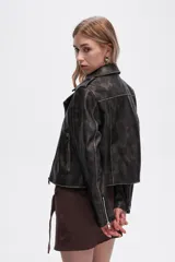 Chaqueta marrón de eco-cuero, corte recto, con cierre asimétrico y cuello solapa.