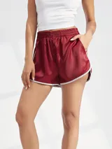 Short negro de satén con cintura elástica y ribete blanco.