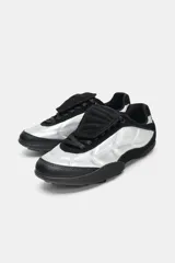 Zapatillas deportivas plateadas y negras con diseño acolchado y suela con relieve. Cierre con cordones y lengüeta.
