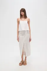 Falda midi de algodón color crudo con rayas verticales negras y tajo frontal.