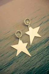 Aros colgantes con forma de estrella espejada, con base circular de strass.