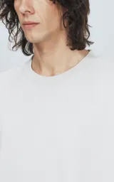 Remera gris de algodón, manga corta, cuello redondo y corte boxy fit.