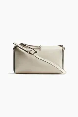 Cartera bandolera rectangular color crudo con correa ajustable y cierre superior.