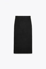 Falda midi de punto color gris oscuro, de tiro alto con cintura elástica, corte pareo cruzado con botón dorado y bajo asimétrico.