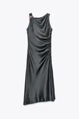 Vestido midi de satén color gris oscuro, con escote asimétrico, manga sisa, detalle de aplique dorado en el hombro y frunces laterales.