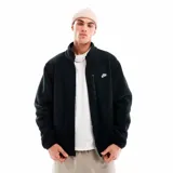 Campera Nike de polar color negro, con cierre frontal, cuello alto y logo bordado en el pecho.