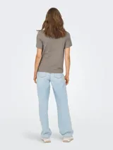 Camiseta básica color gris topo de algodón con cuello redondo, manga corta y calce regular.