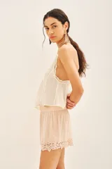 Short negro de satén viscosa con cintura elastizada y detalle de bordado calado en el ruedo.