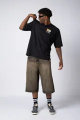 Remera negra de corte oversize con estampado en el pecho que reinterpreta la obra de Claude Monet.