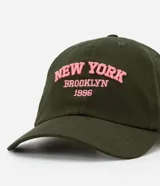 Gorra verde militar de sarga de algodón con visera curva y bordado frontal en rosa con la leyenda "New York Brooklyn 1996".