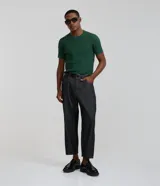 Remera de manga corta y cuello redondo, color azul marino, con tejido texturizado de punto acanalado vertical.