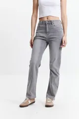 Jean gris de corte recto, tiro medio y confeccionado en 100% algodón.