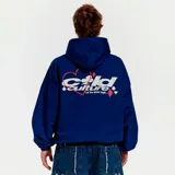 Hoodie azul con estampado en la espalda con el logo de la marca Cold Culture y naipes.