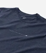 Remera azul de corte recto, con cuello redondo y mangas cortas. Estampa frontal con la frase 'Tropicalmente Livre' y un diseño de ola. Confeccionada en algodón y poliéster.