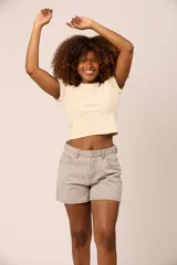 Short de jean gris claro, de tiro alto, corte recto y con bolsillos delanteros y traseros.