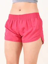 Short deportivo color fucsia con cintura elástica y corte lateral.