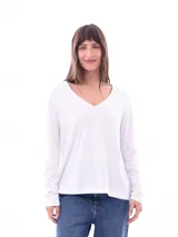 Remera blanca de manga larga con cuello en V.