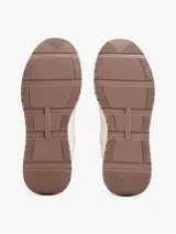 Zapatillas de corte bajo confeccionadas en ante con mezcla de texturas en tonos beige, crema y rosado. Presentan cierre de cordones, suela de EVA blanca con base de goma marrón, insignia con monograma TH en el lateral y logo de Tommy Hilfiger en bajo relieve en el talón.