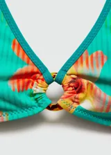 Top de bikini triangular con estampado floral en tonos naranja y verde agua, con aro decorativo en el centro.